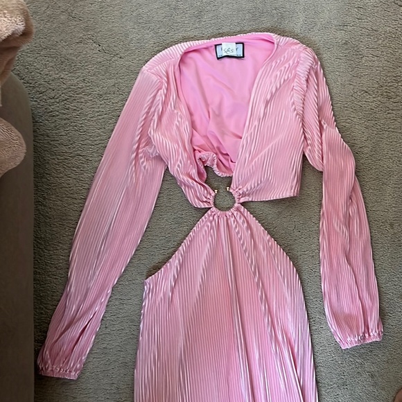 Dresses & Skirts - RNWY pink cut out bell sleeve dress size 2